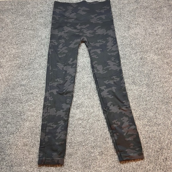 SPANX Pants - Spanx Look at Me Now Seamless Cropped Leggings Womens‎ Large Black Camo Stretch